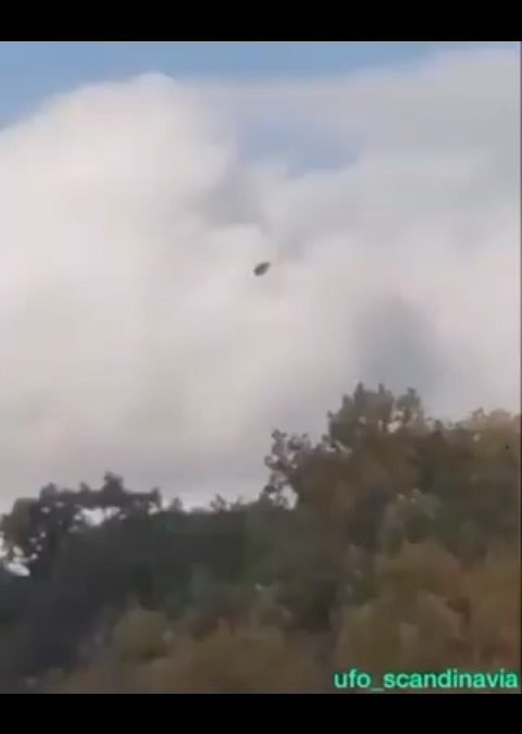 UFO caught on camera hovering in the sky over Chester Springs, Pennsylvania, USA. What is it?